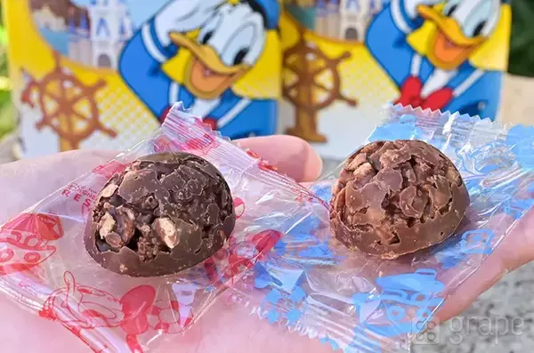「【知らずに買ってた！】ディズニーの『チョコクランチ』は缶と紙箱、どっちを選ぶ？　比較してみた」の画像