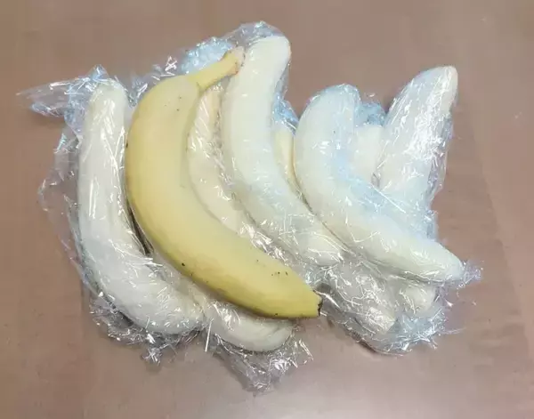 「バナナを潰してから冷凍したら？　食べたい分だけ「パキッ」と取れて感動！【夏スイーツ4選】」の画像