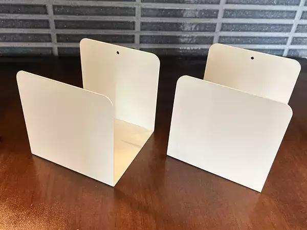 「100均『U型ブックスタンド』に本は置きません！　2個を組み合わせると、家中で使える『ゴミ箱』になった」の画像
