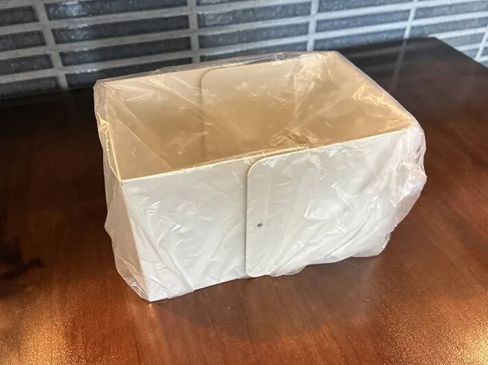 100均『U型ブックスタンド』に本は置きません！　2個を組み合わせると、家中で使える『ゴミ箱』になった