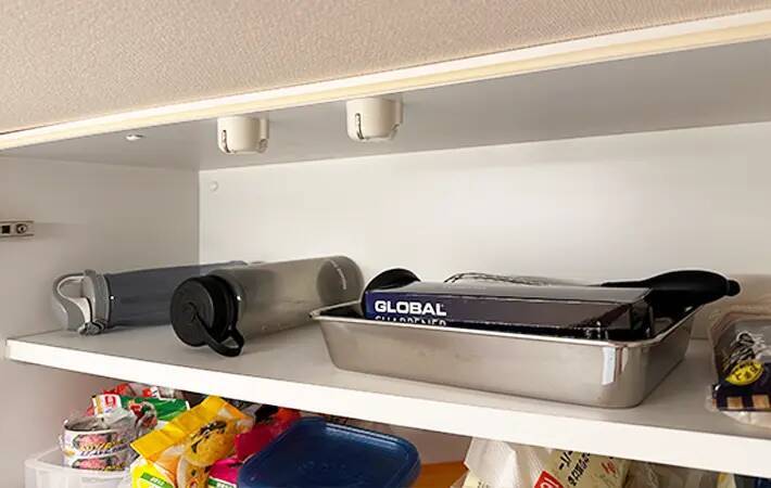 キッチンの吊り戸棚の中につっぱり棒を2本入れるだけ！　収納が2倍になって「めっちゃ片づく」「整理しやすい」