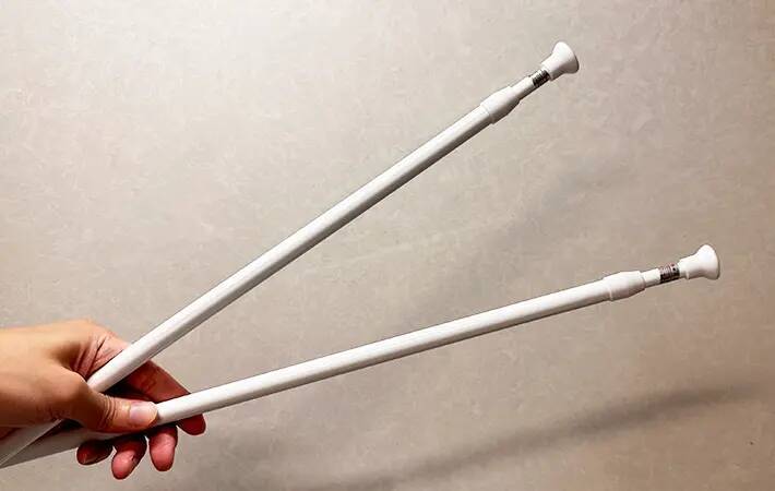 キッチンの吊り戸棚の中につっぱり棒を2本入れるだけ！　収納が2倍になって「めっちゃ片づく」「整理しやすい」