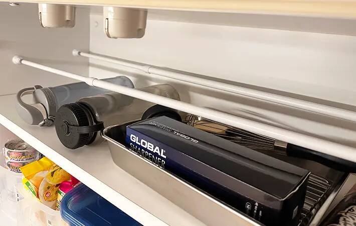 キッチンの吊り戸棚の中につっぱり棒を2本入れるだけ！　収納が2倍になって「めっちゃ片づく」「整理しやすい」