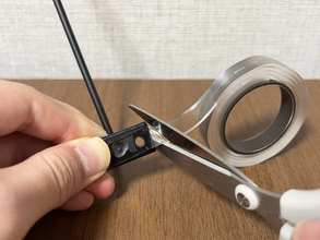 ゴミ箱横に『ゲルテープ』を貼るのが正解！　100均アイテムと組み合わせたら、ゴミ袋の取り換えがラクに
