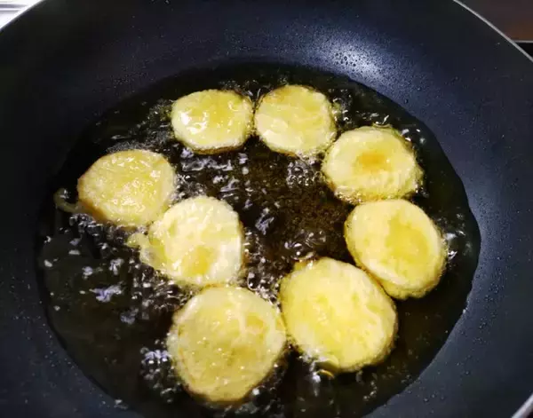 「天ぷらをサクサクにするには？　企業が教える意外なポイントに「納得」「助かる」【揚げ物調理テク4選】」の画像