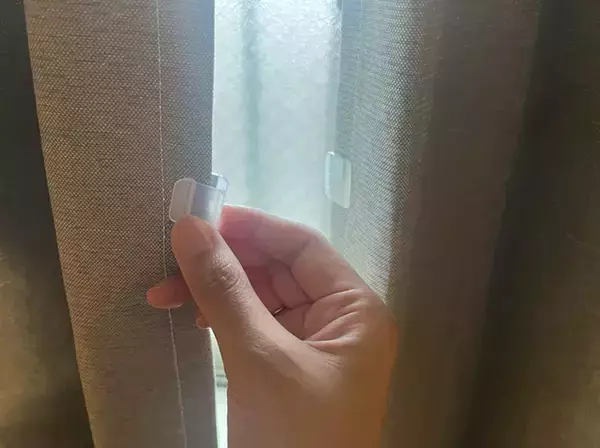 「これは買って正解！　ダイソーの『カーテンクリップ』がキッチンでも使えて優秀」の画像