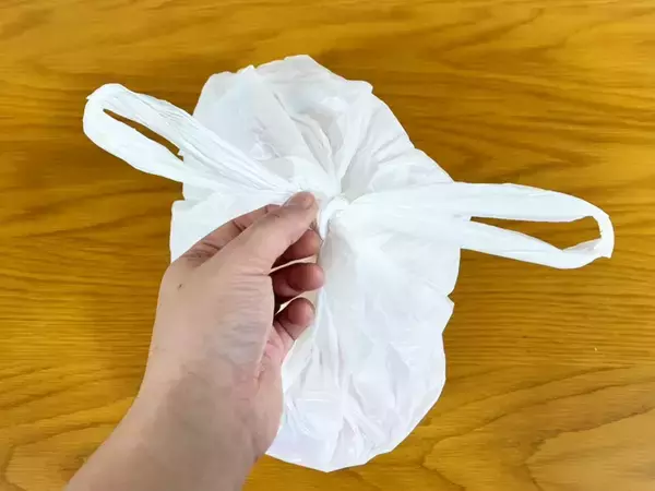 固結びをしたビニール袋　固くてほどけない時は『ねじる』だけで…「10秒でほどけた！」