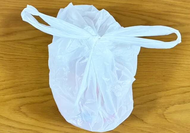 固結びをしたビニール袋　固くてほどけない時は『ねじる』だけで…「10秒でほどけた！」