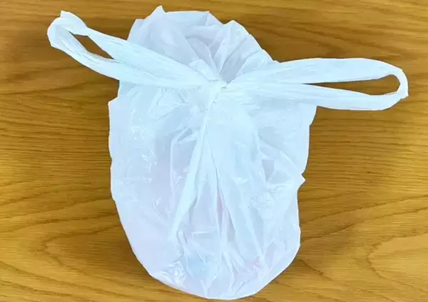 「固結びをしたビニール袋　固くてほどけない時は『ねじる』だけで…「10秒でほどけた！」」の画像