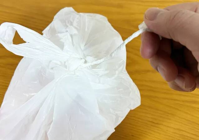 固結びをしたビニール袋　固くてほどけない時は『ねじる』だけで…「10秒でほどけた！」
