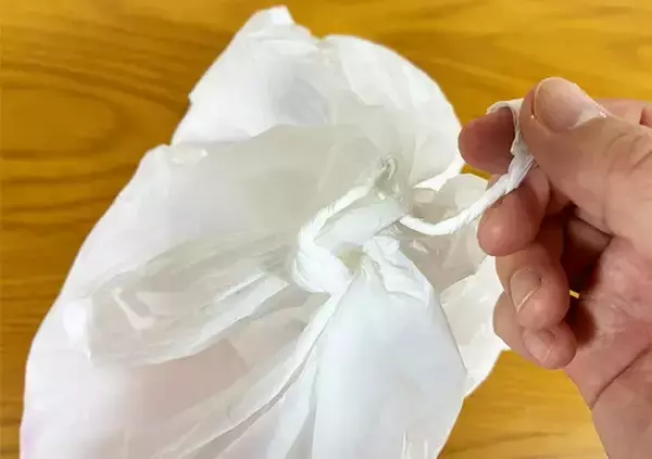 「固結びをしたビニール袋　固くてほどけない時は『ねじる』だけで…「10秒でほどけた！」」の画像