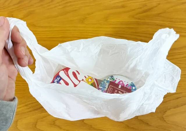 固結びをしたビニール袋　固くてほどけない時は『ねじる』だけで…「10秒でほどけた！」