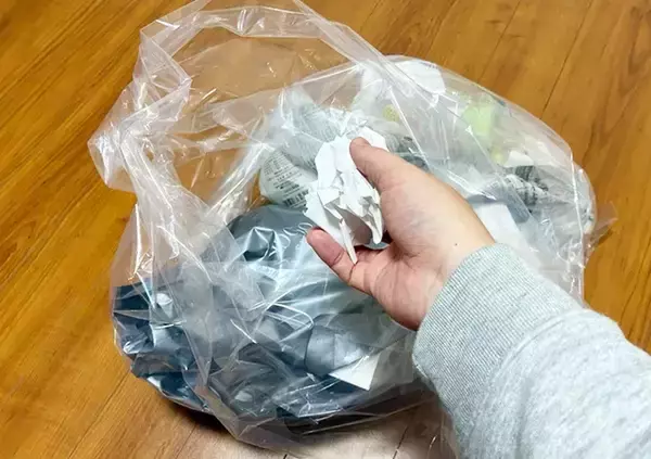 「固結びをしたビニール袋　固くてほどけない時は『ねじる』だけで…「10秒でほどけた！」」の画像