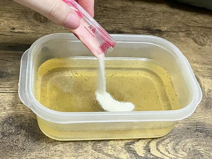 食パンを半分に折り畳んで『ゼリー』を差し込む？　見た目涼しげなサンドイッチレシピ