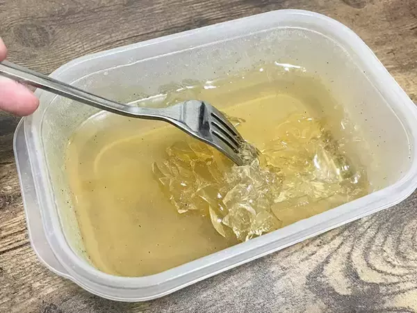 「食パンを半分に折り畳んで『ゼリー』を差し込む？　見た目涼しげなサンドイッチレシピ」の画像