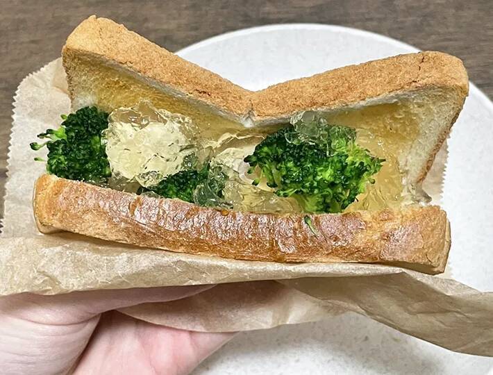 食パンを半分に折り畳んで『ゼリー』を差し込む？　見た目涼しげなサンドイッチレシピ