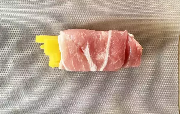 「味つけはシンプルなのにご飯が進む！豚こま肉で巻いたのは…」の画像