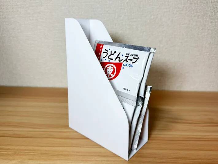 ダイソーの『シール売り場』で見つけたスタンドが便利すぎ！　家の中でできる７つの使い道