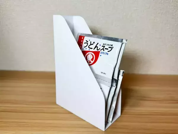 「ダイソーの『シール売り場』で見つけたスタンドが便利すぎ！　家の中でできる７つの使い道」の画像