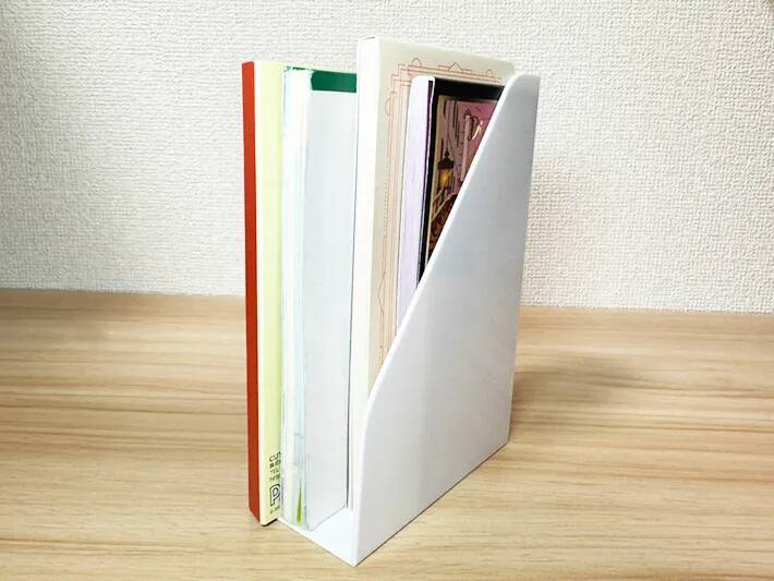 ダイソーの『シール売り場』で見つけたスタンドが便利すぎ！　家の中でできる７つの使い道
