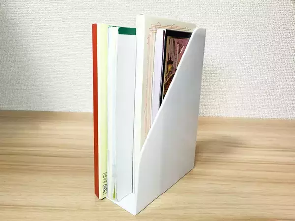 「ダイソーの『シール売り場』で見つけたスタンドが便利すぎ！　家の中でできる７つの使い道」の画像