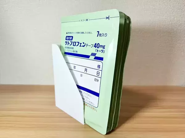 「ダイソーの『シール売り場』で見つけたスタンドが便利すぎ！　家の中でできる７つの使い道」の画像