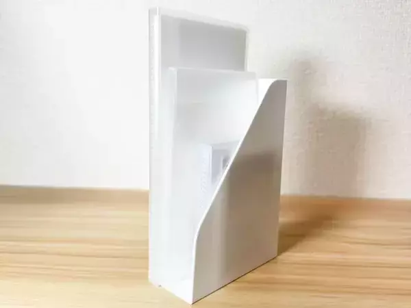 「ダイソーの『シール売り場』で見つけたスタンドが便利すぎ！　家の中でできる７つの使い道」の画像
