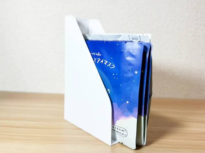 ダイソーの『シール売り場』で見つけたスタンドが便利すぎ！　家の中でできる７つの使い道