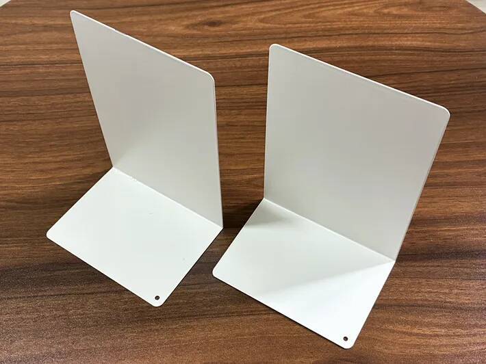 100均ブックエンドで冷蔵庫の収納力が2倍に　デッドスペースを救う2つの活用法に「これは助かる」