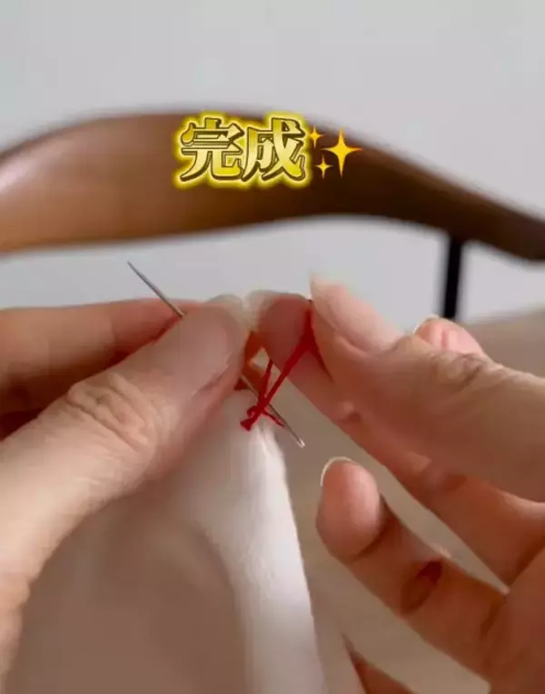 「紙を切って針に通すだけ　糸通しの裏技に「信じられない」「秒でできた」」の画像