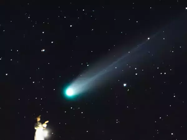 【レモン彗星】　写真家がとらえた『彗星と人物』に「全人類に見てほしい」「感動した」