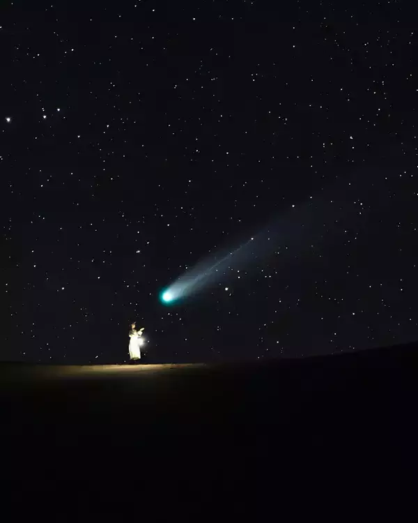 「【レモン彗星】　写真家がとらえた『彗星と人物』に「全人類に見てほしい」「感動した」」の画像