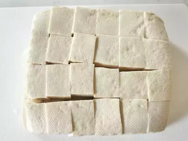 切った豆腐を入れたのは？　レンチンで作る麻婆豆腐に「簡単すぎる」「これでいい」