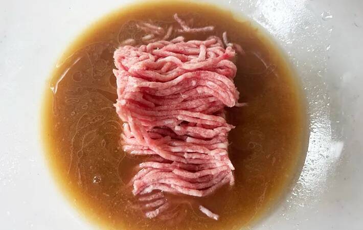 切った豆腐を入れたのは？　レンチンで作る麻婆豆腐に「簡単すぎる」「これでいい」