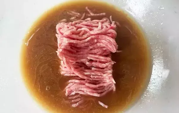 「切った豆腐を入れたのは？　レンチンで作る麻婆豆腐に「簡単すぎる」「これでいい」」の画像