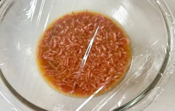 切った豆腐を入れたのは？　レンチンで作る麻婆豆腐に「簡単すぎる」「これでいい」