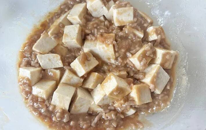 切った豆腐を入れたのは？　レンチンで作る麻婆豆腐に「簡単すぎる」「これでいい」