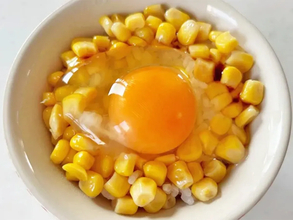 ワンランク上のTKG！　バターコーン卵かけご飯のレシピ、トッピングしたのは…？