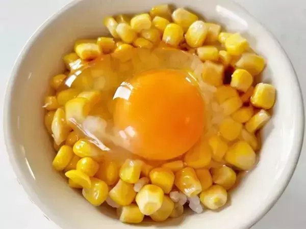 ワンランク上のTKG！　バターコーン卵かけご飯のレシピ、トッピングしたのは…？