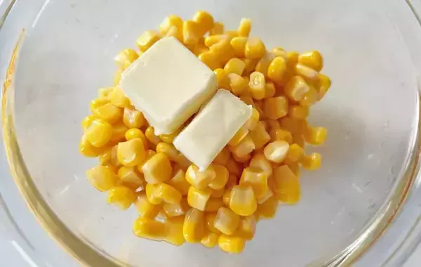 「ワンランク上のTKG！　バターコーン卵かけご飯のレシピ、トッピングしたのは…？」の画像