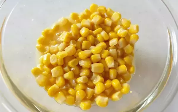 「ワンランク上のTKG！　バターコーン卵かけご飯のレシピ、トッピングしたのは…？」の画像