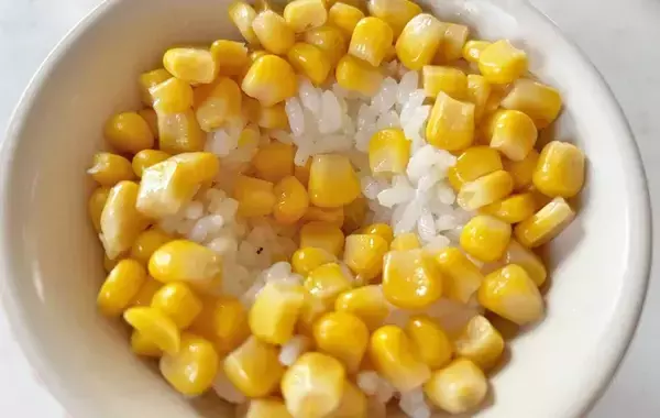 「ワンランク上のTKG！　バターコーン卵かけご飯のレシピ、トッピングしたのは…？」の画像