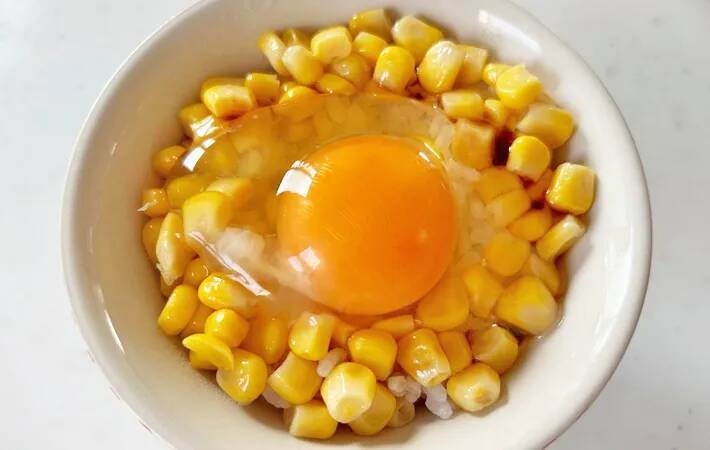 ワンランク上のTKG！　バターコーン卵かけご飯のレシピ、トッピングしたのは…？