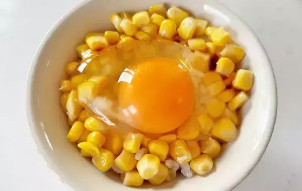 「ワンランク上のTKG！　バターコーン卵かけご飯のレシピ、トッピングしたのは…？」の画像