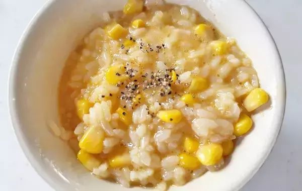 「ワンランク上のTKG！　バターコーン卵かけご飯のレシピ、トッピングしたのは…？」の画像