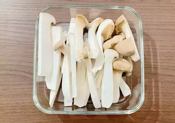 「エリンギはこう食べる！　レンチン5分で完成の“超簡単おかず”レシピ」の画像