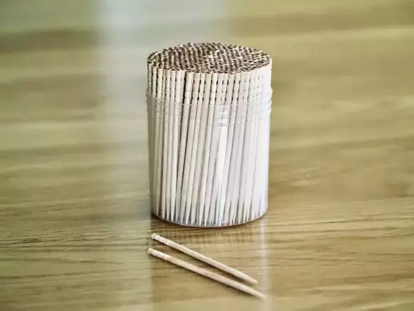 鍋の蓋に『つまようじ1本』を挟むだけ！　ザル不要で洗い物が減る時短技【キッチンの裏技4選】