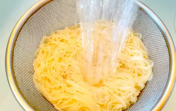 「そうめんに“塩昆布”を混ぜるだけ？　めんつゆに飽きたら試してほしい『チャンプルー風』レシピ」の画像
