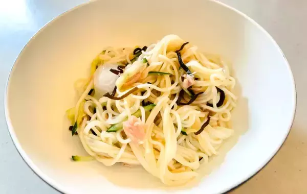 「そうめんに“塩昆布”を混ぜるだけ？　めんつゆに飽きたら試してほしい『チャンプルー風』レシピ」の画像