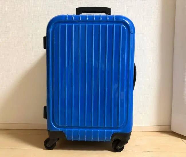 スーツケースのタイヤに『イス脚ソックス』？　旅行帰りの汚れ対策で試した結果…